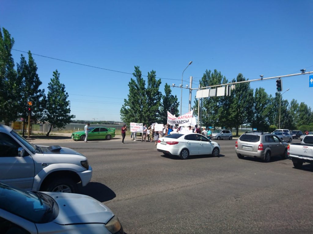 Жители Думана перекрыли дорогу с требованием парка вместо кладбища