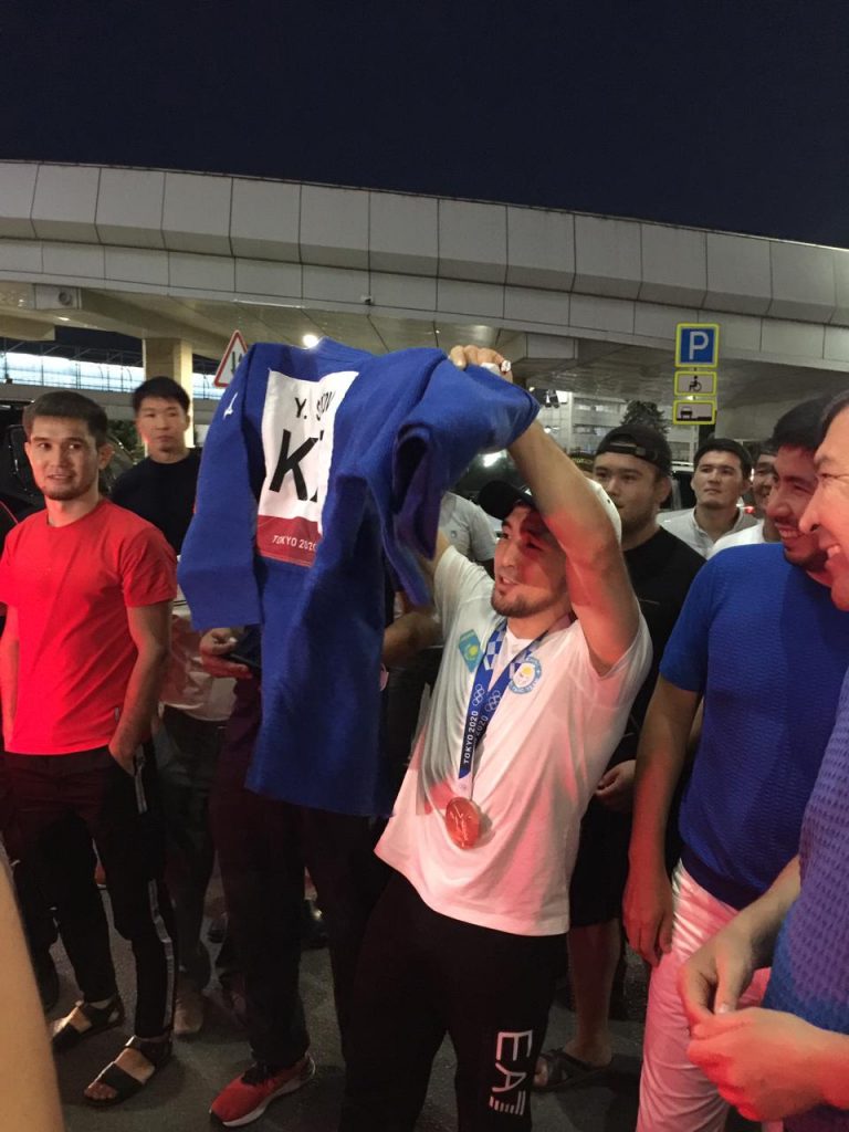 Бронзовый призёр Олимпийских игр Елдос Сметов прибыл в Казахстан