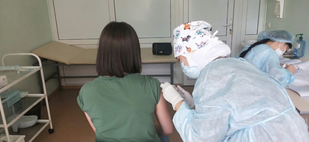 Астанчане о вакцинации: это ответственность за себя и своих близких