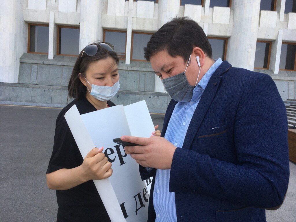 Журналистка провела пикет у акимата Алматы против сокращения декретного пособия