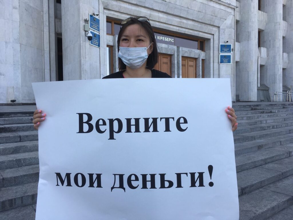 Журналистка провела пикет у акимата Алматы против сокращения декретного пособия