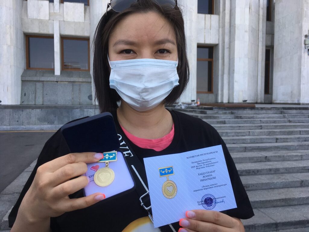 Журналистка провела пикет у акимата Алматы против сокращения декретного пособия