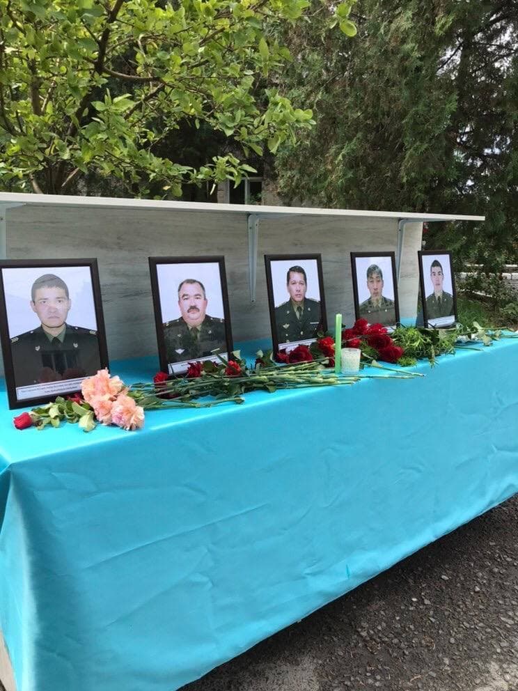 Жители Тараза несут цветы в пожарную часть, где служили погибшие