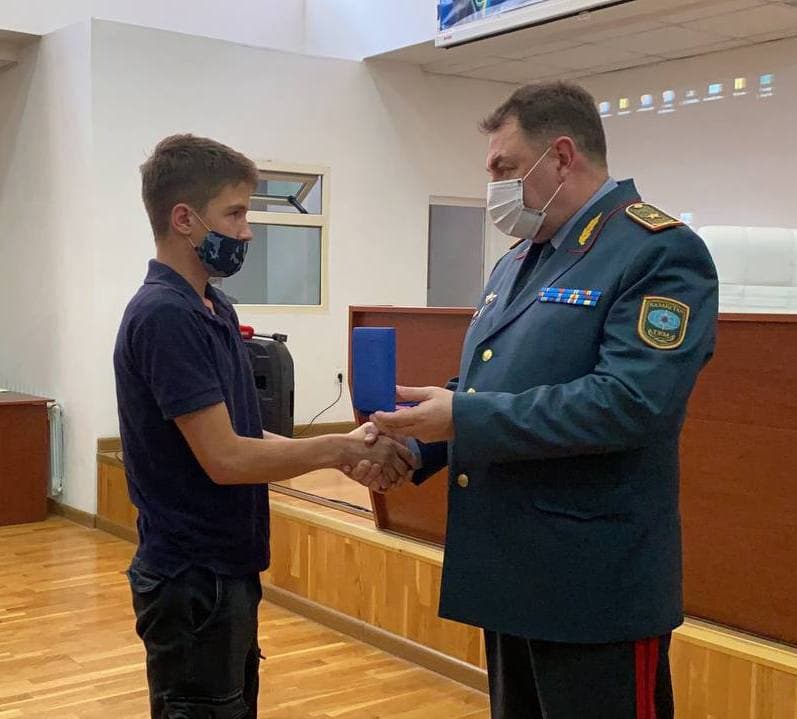 Семьям погибших при тушении военного склада огнеборцев вручили награды