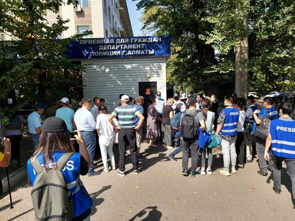 Сторонники Демпартии во главе с Жанболатом Мамаем вышли на митинг в Алматы