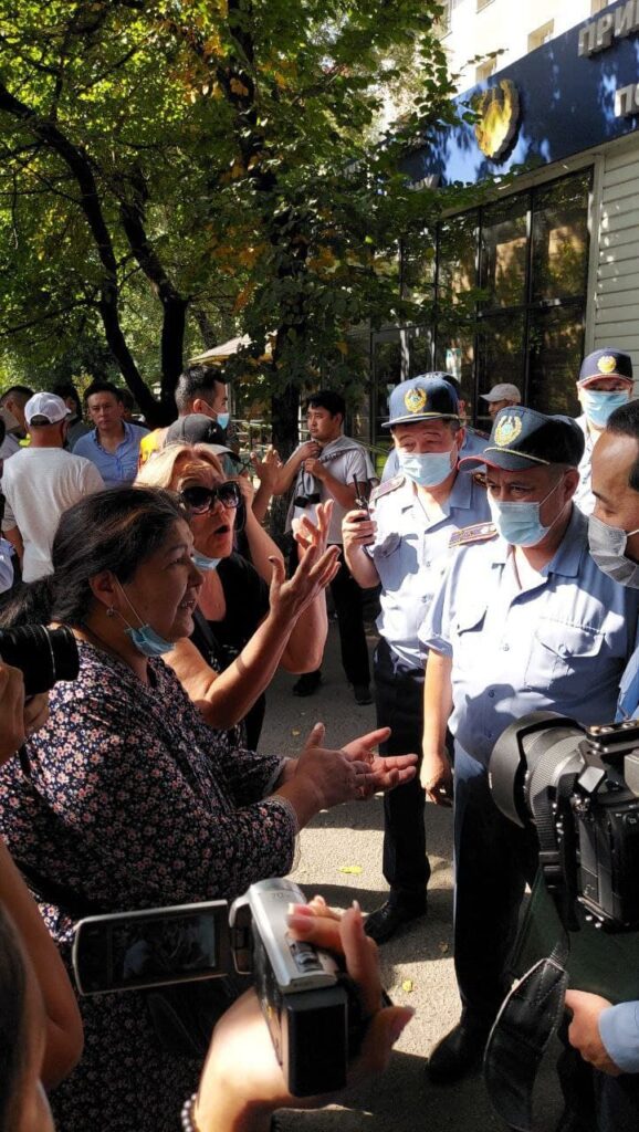 Сторонники Демпартии во главе с Жанболатом Мамаем вышли на митинг в Алматы