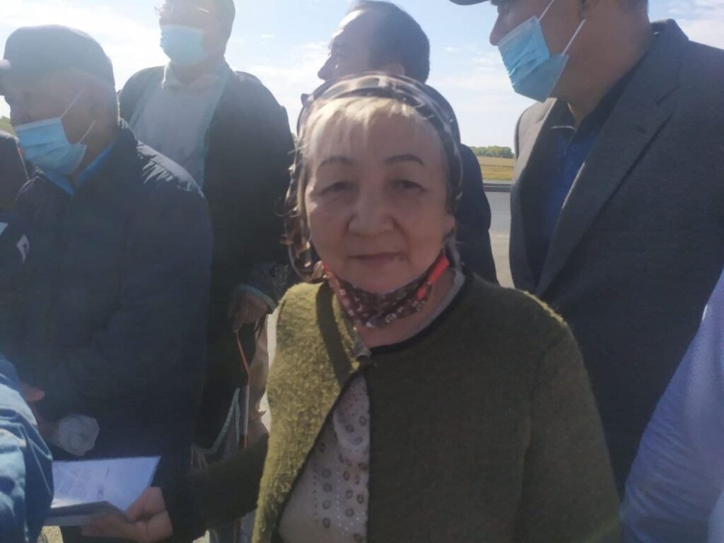 «К селу ни пройти, ни проехать!» Жители в Актюбинской области остались без въезда в посёлок