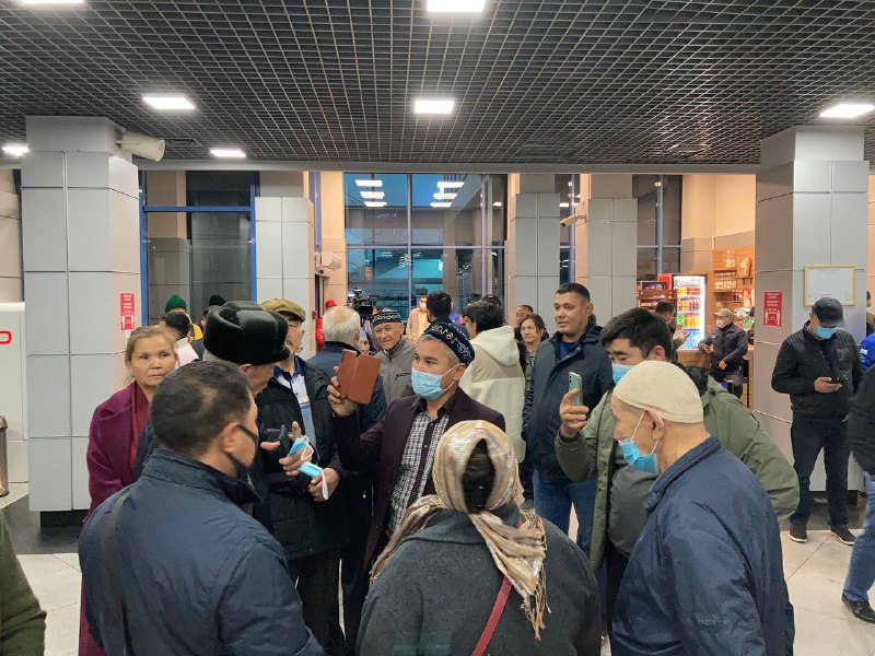 Арон Атабек прилетел в Алматы