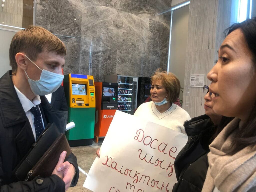 Закон или голодовка: активистки в Нацбанке потребовали встречу с Досаевым