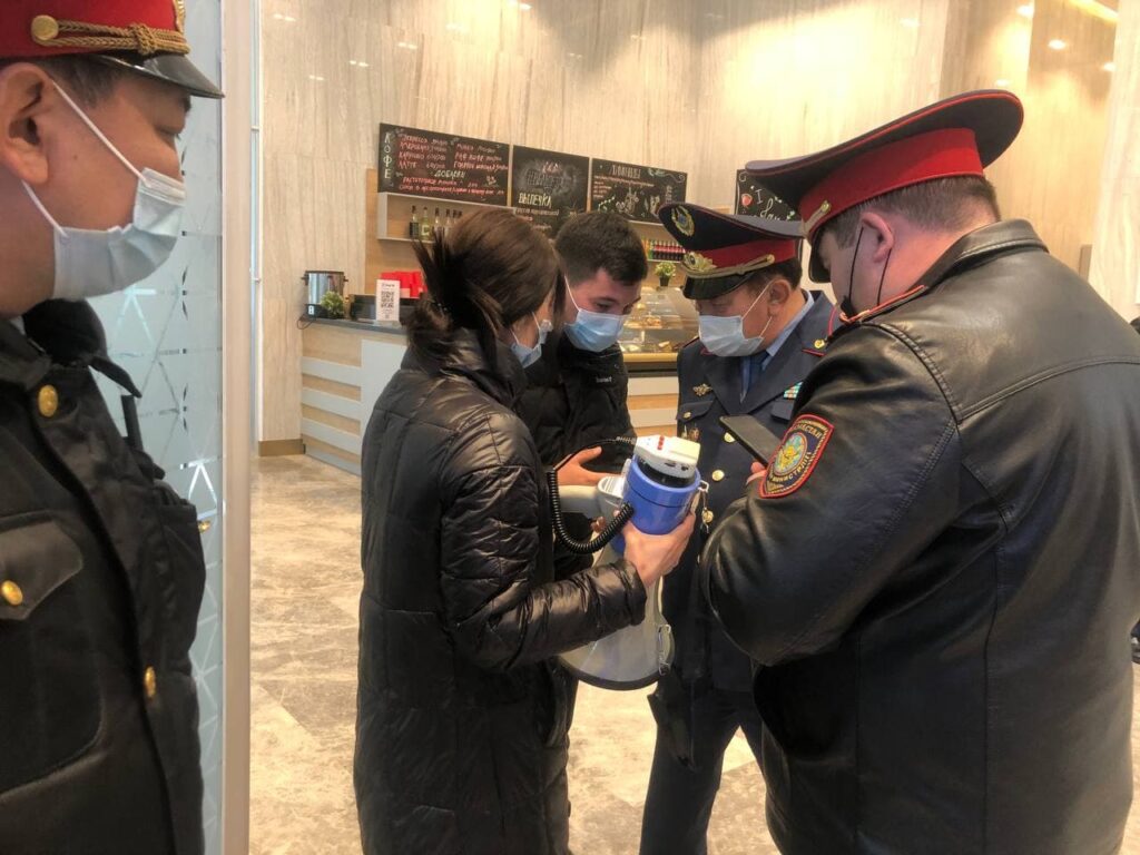 Закон или голодовка: активистки в Нацбанке потребовали встречу с Досаевым