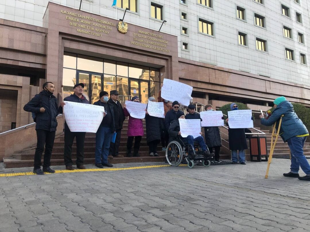 Люди с инвалидностью требовали жилья и отставки министров и Кульгинова