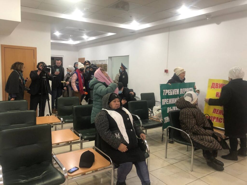Митингующие у минтруда требовали снизить пенсионный возраст для женщин
