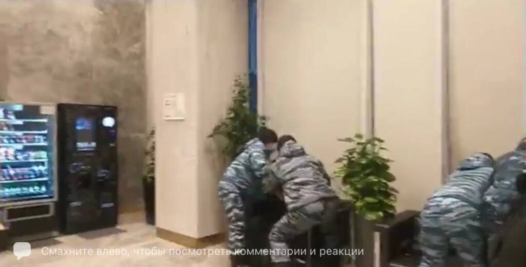 СОБР вывел женщин, объявивших голодовку в столичном здании Нацбанка