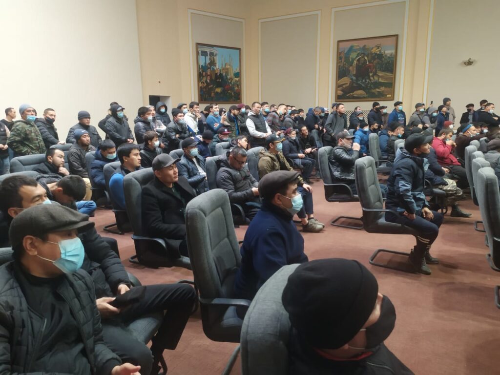 Водители в Актобе потребовали прекратить проверку авто с российскими номерами