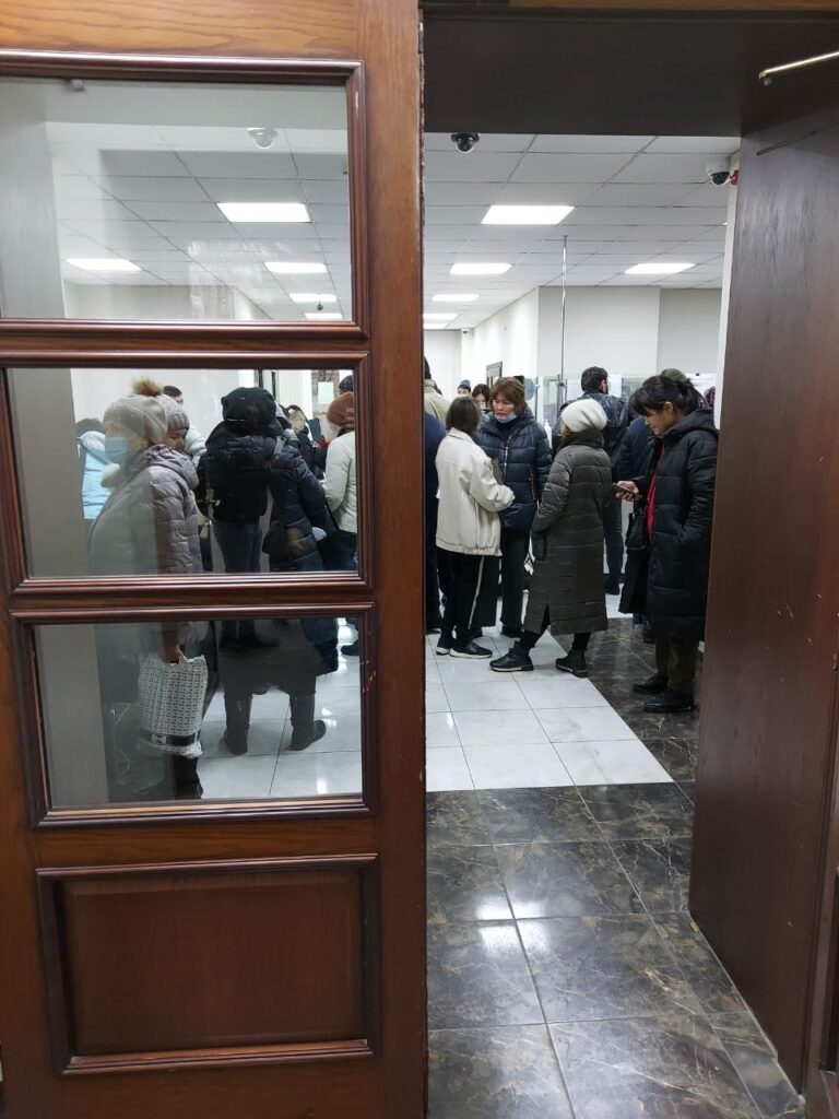 Отобрали дом: в Алматы ипотечники вышли на протест