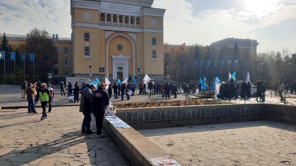 В Алматы прошёл митинг против меморандума Казахстана со «Сбером»
