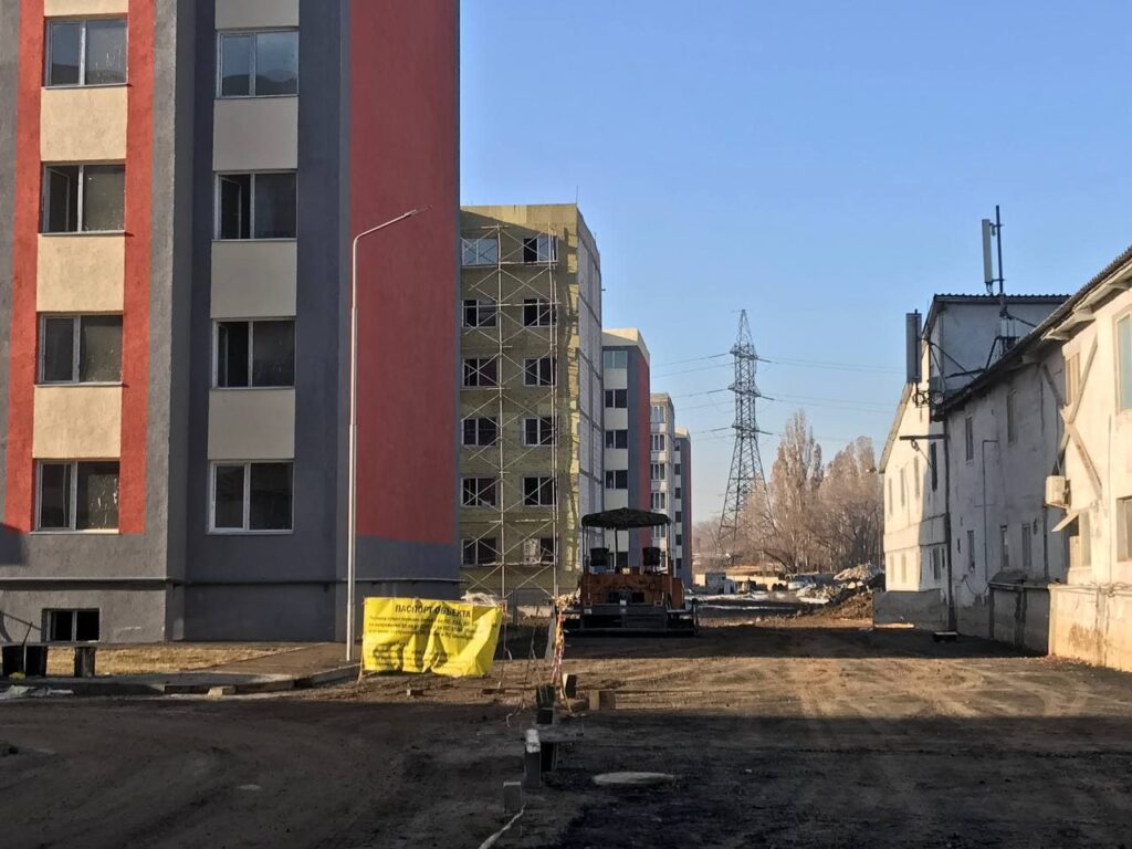 Жители ЖК, построенного бывшим замакима Алматинской области Манзоровым, не могут заселиться