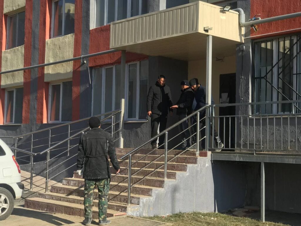 Жители ЖК, построенного бывшим замакима Алматинской области Манзоровым, не могут заселиться