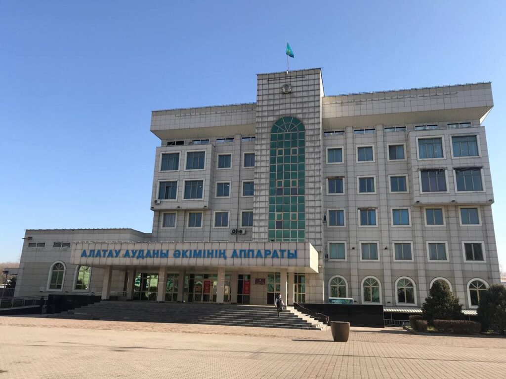 Жители ЖК, построенного бывшим замакима Алматинской области Манзоровым, не могут заселиться