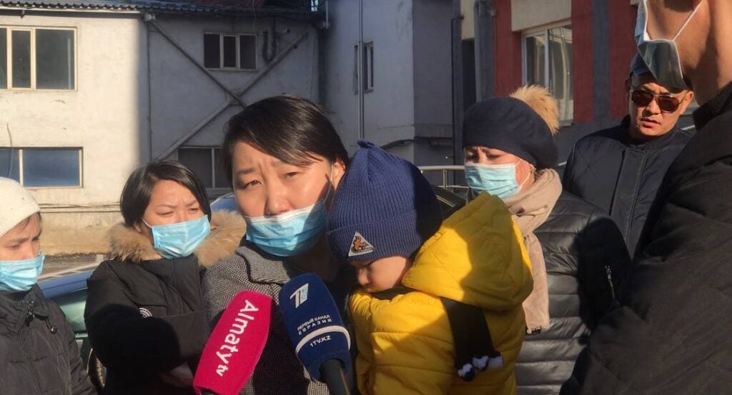 Жители ЖК, построенного бывшим замакима Алматинской области Манзоровым, не могут заселиться