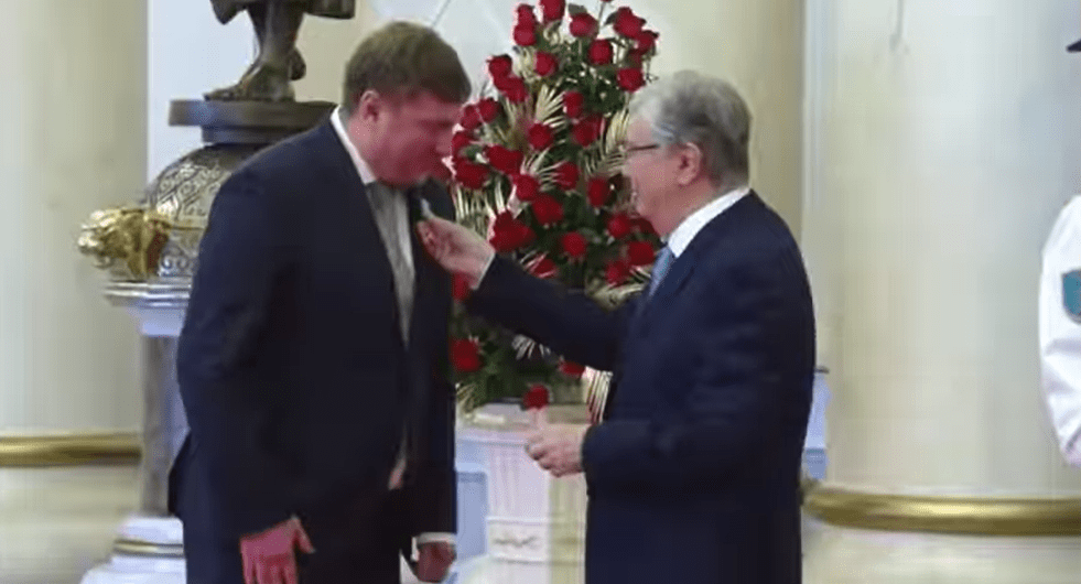Блогер Кривошеев получил медаль из рук президента