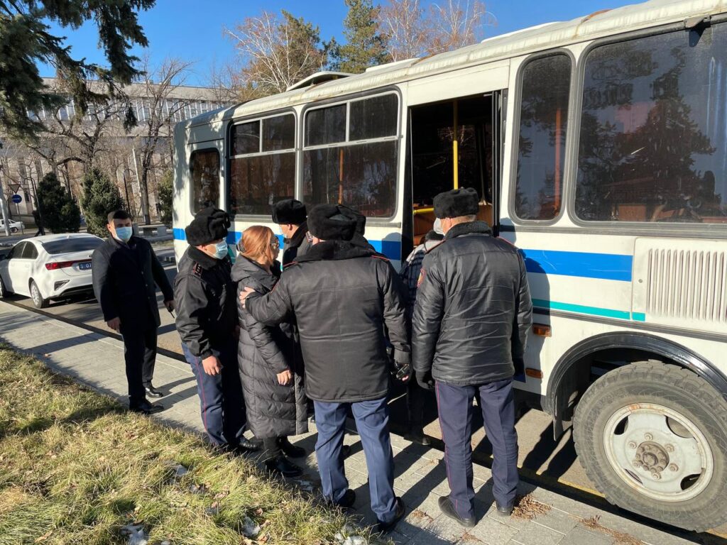 В Алматы полиция задержала женщин за «незаконный митинг»