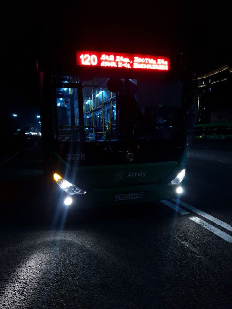 Автобус задымился во время движения в Алматы