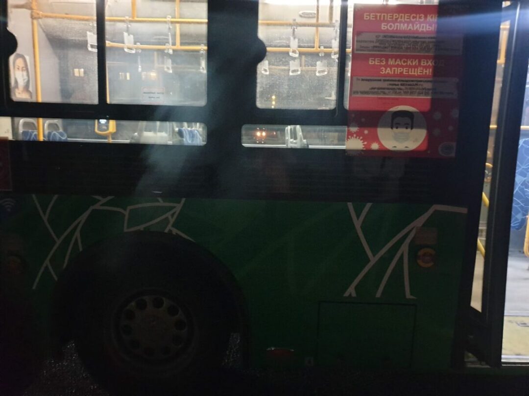 В Алматы автобус задымился из-за колодок