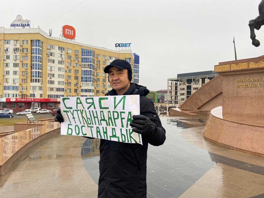 Активист Макс Бокаев вышел на одиночный пикет в Атырау