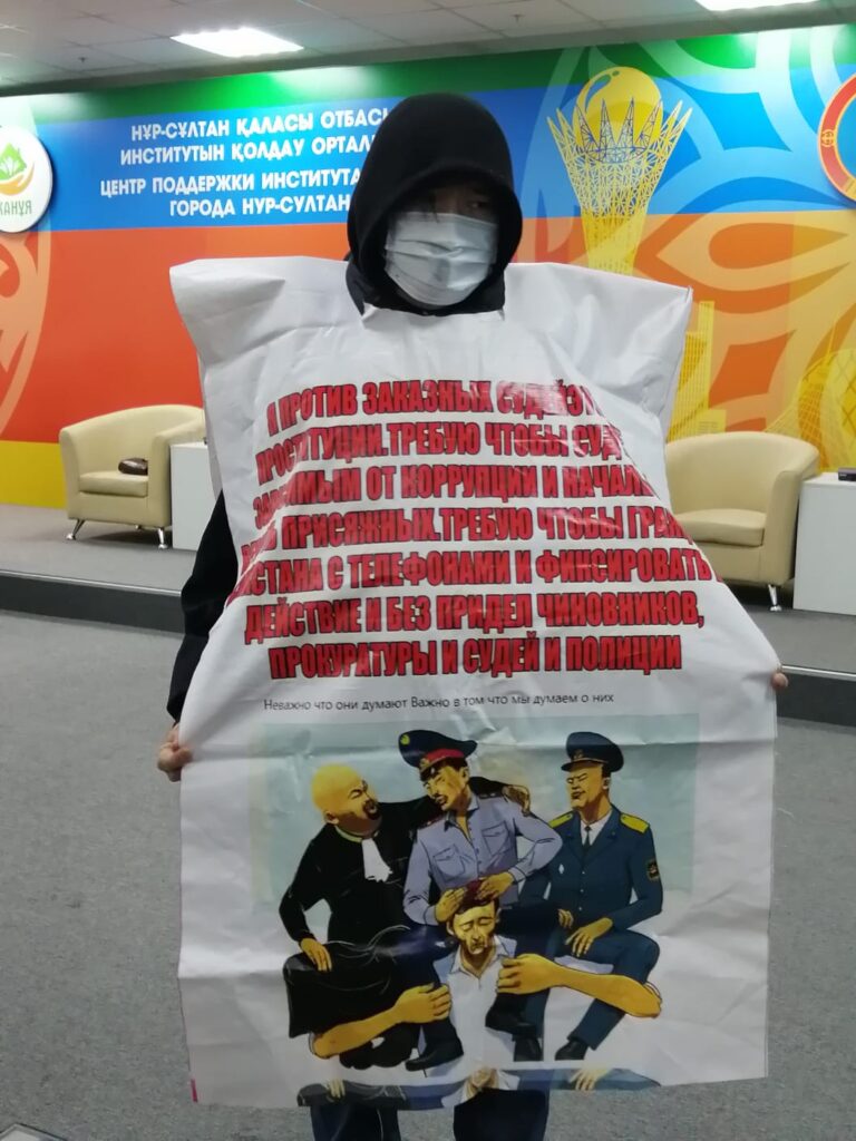 В помещении: в столице Казахстана изобрели новый формат митинга