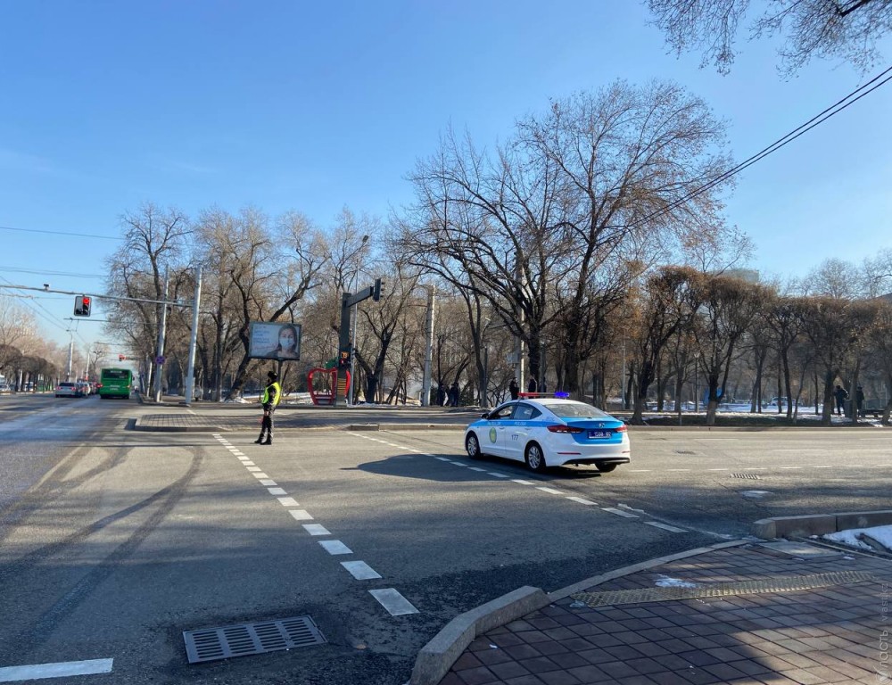 В Алматы перекрыли площадь Республики и заглушили мобильный интернет