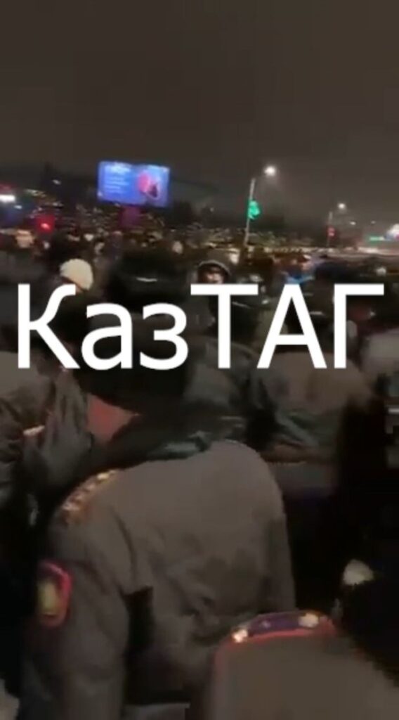 В Актау полиция приступила к силовым мерам в отношении митингующих. Начался кетлинг