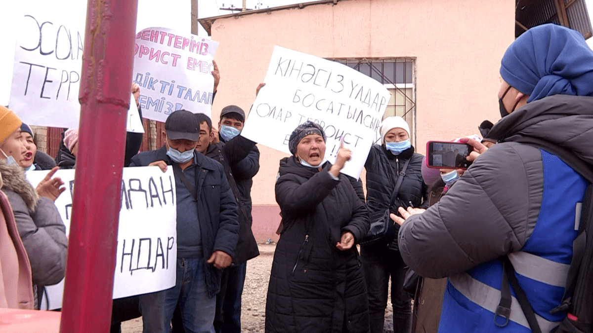 Родственники задержанных вышли на митинг в Шымкенте