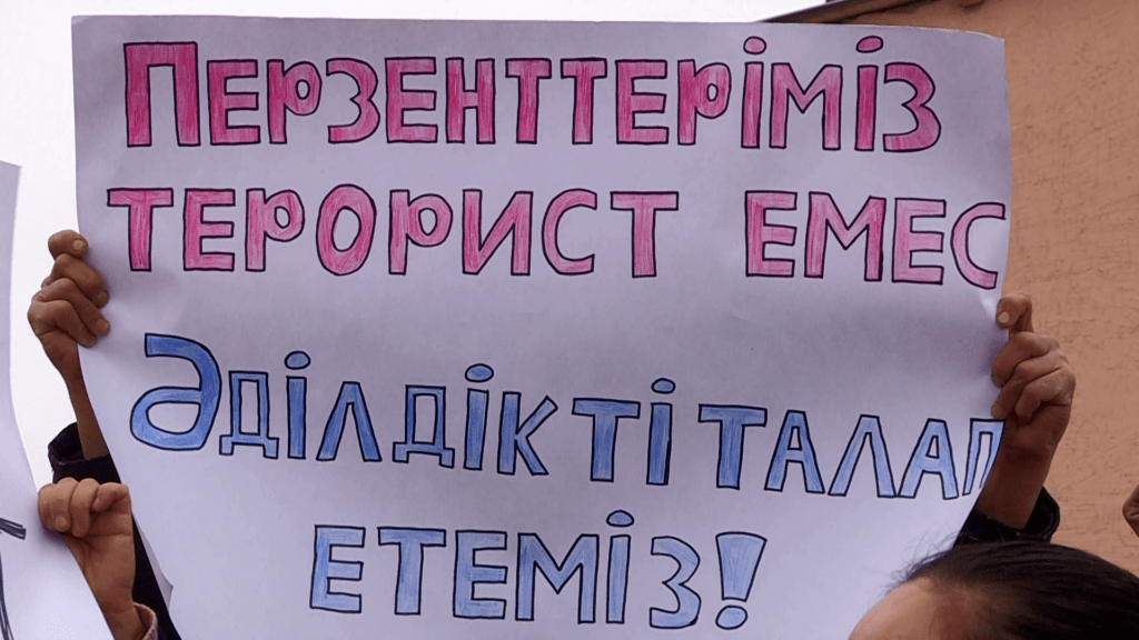 Родственники задержанных вышли на митинг в Шымкенте