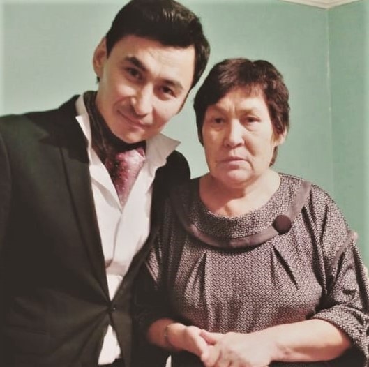 Адилет Кабдоллаев с мамой Саулеш Асыловой. Фото: из семейного архива