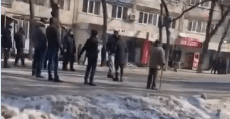 Кричащей толпе в Алматы не давали разрешения на съёмку