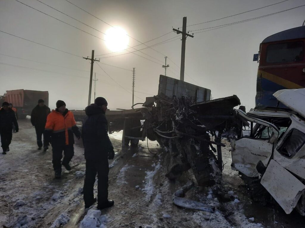 Фура попала под поезд в Актюбинской области