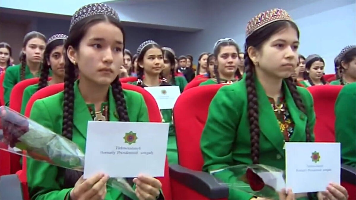 Женщины Туркменистана получат по $3 на 8 марта