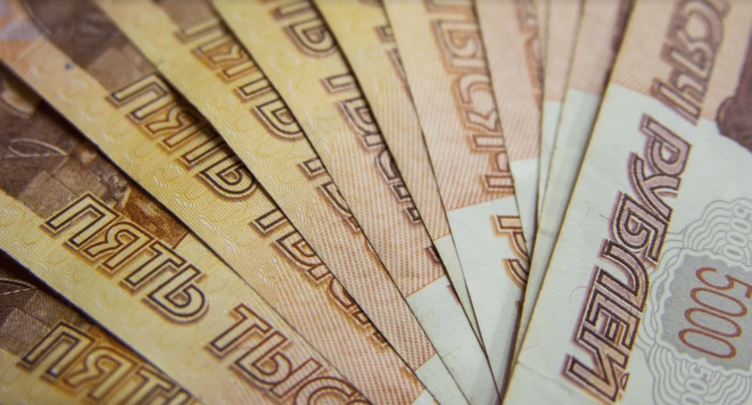 Рубль признан самой изменчивой валютой в мире – Bloomberg
