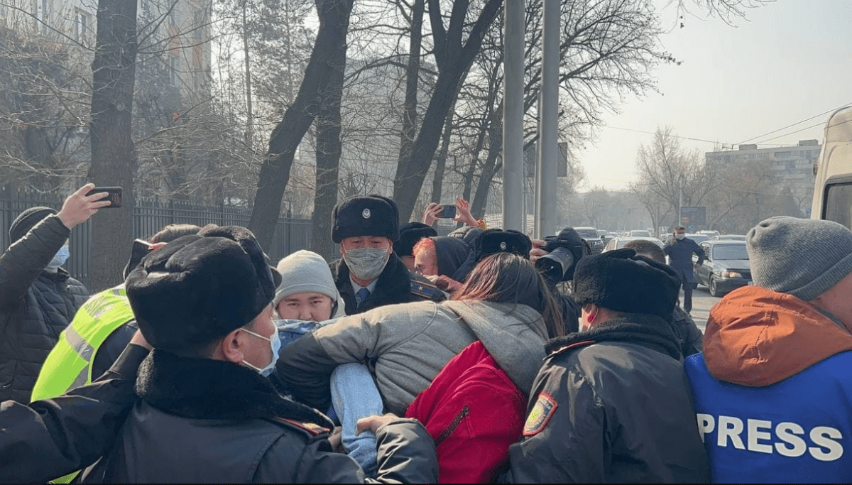 Полиция задержала пикетчиков у консульства России в Алматы