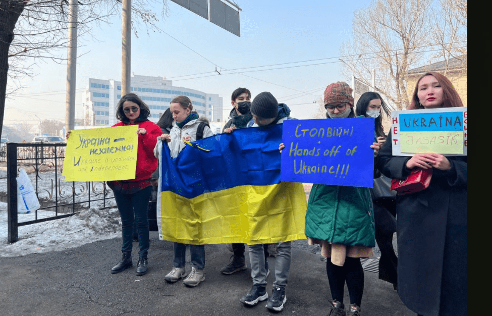 Полиция задержала пикетчиков у консульства России в Алматы