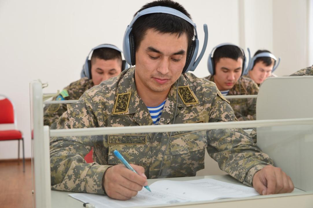 Казахстанские офицеры-миротворцы проходят курс английского языка