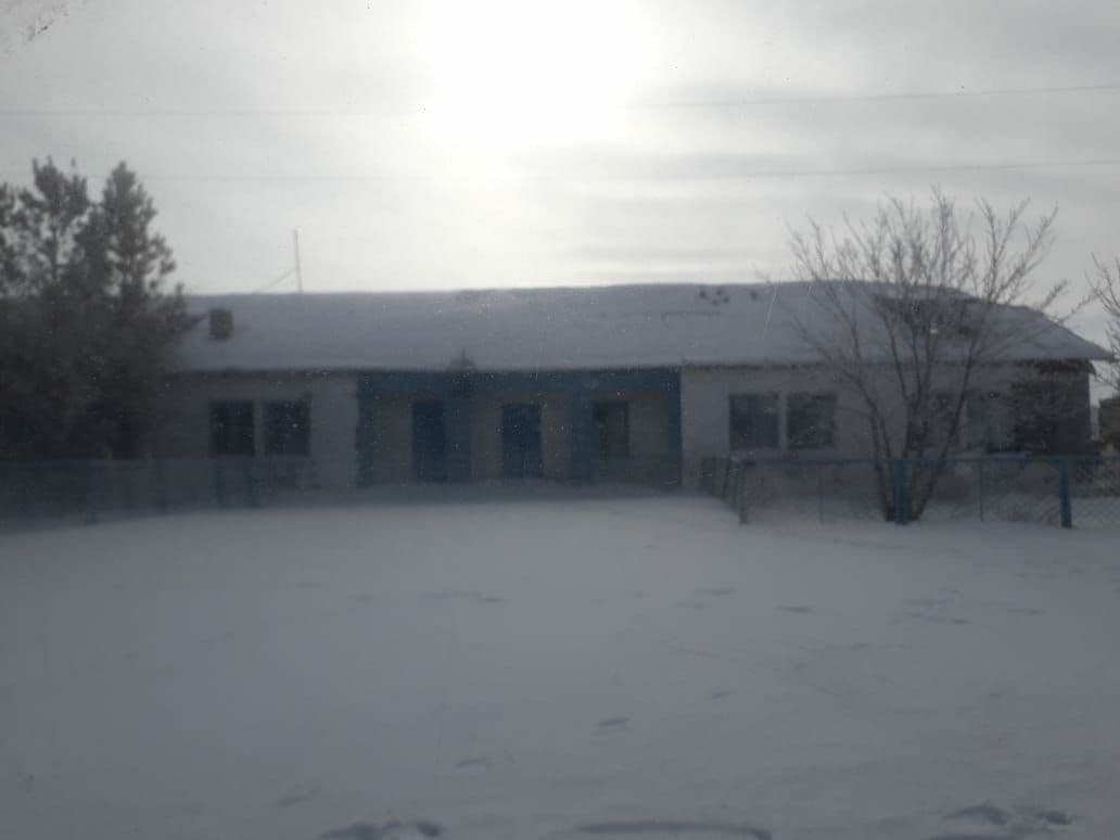 Жители села в Карагандинской области обвиняют депутата в захвате акимата и амбулатории