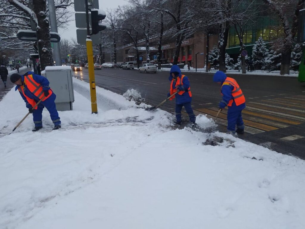 Как борется аким Алматы с первым крупным снегом