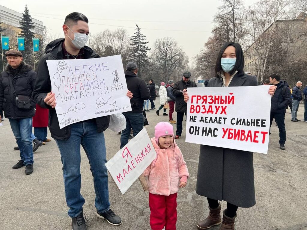 Митинг «за чистый воздух» проходит в Алматы