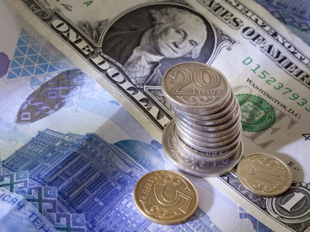 Тенге может продолжить укрепление в долларе