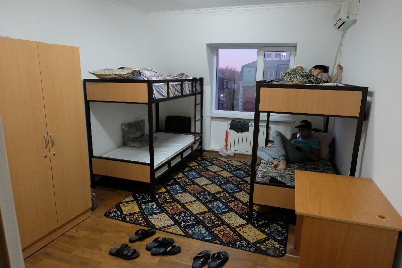 Студентов КазНПУ имени Абая в Алматы обещали не выселять из общежития