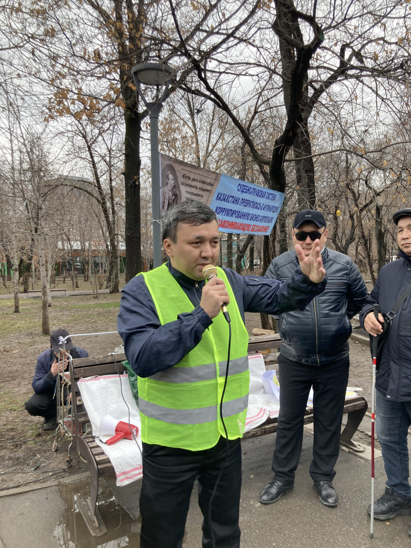 Митинг в защиту прав инвалидов в Алматы – не обошлось без драки