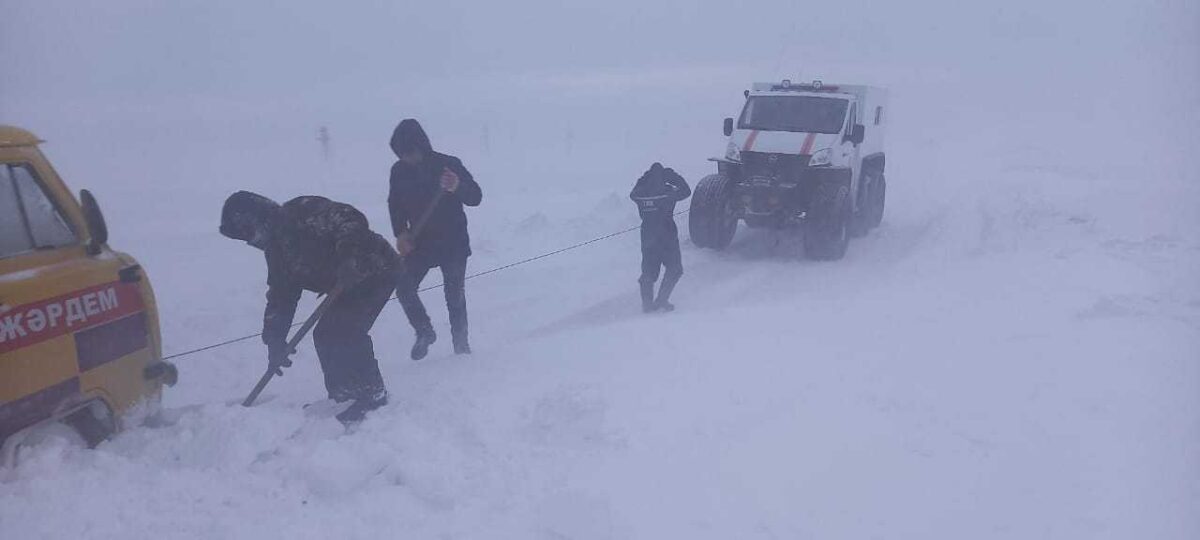 В Костанайской области более ста человек оказались в снежном плену
