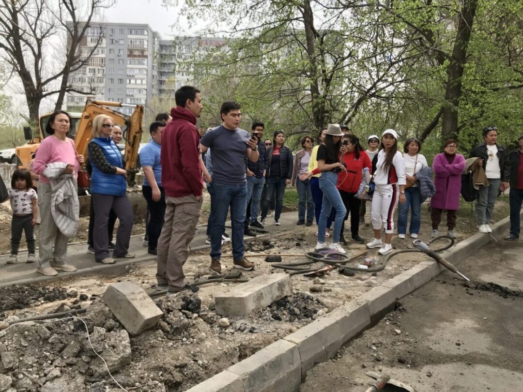 В Алматы люди требовали остановить застройку в маленьком сквере